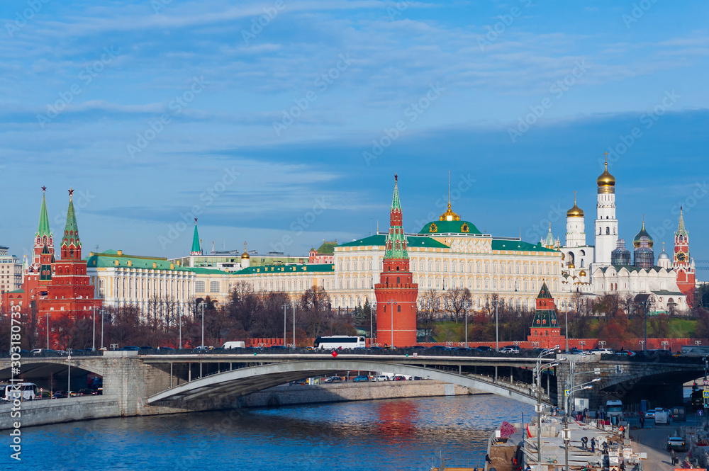 Fototapeta premium General view of the Kremlin on a sunny autumn day in Moscow