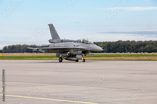 Obraz na płótnie A modern American military jet plane before takeoff