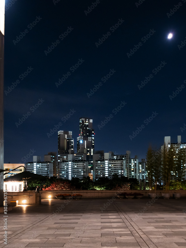 Obraz premium night cityscape of Seoul city with Open Plaza