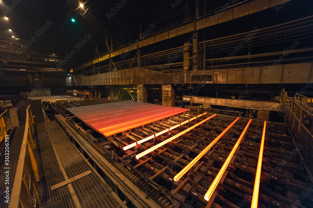 Obraz premium Hot square steel bloom on the roll-table