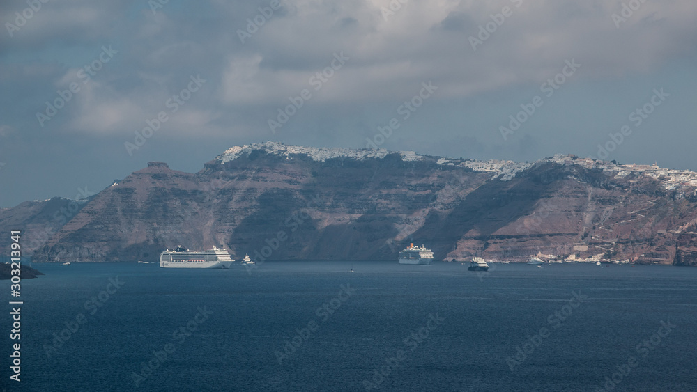 Kreuzfahrtschiffe vor Santorini 