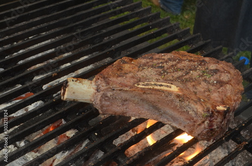 Corte de carne a la parrilla conocido como Tomahawk