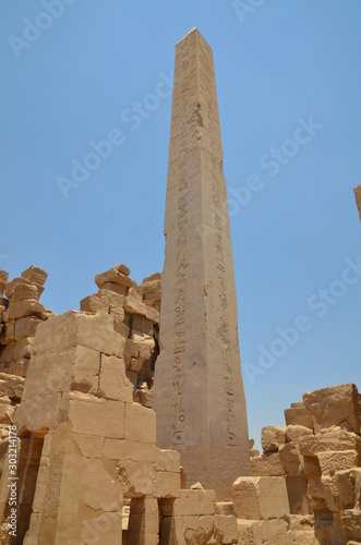 GRAND OBÉLISQUE TEMPLE DE KARNAK LOUXOR EGYPTE