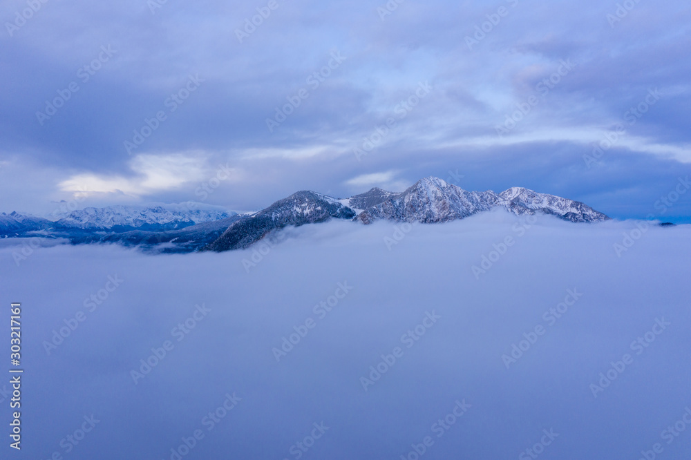 Herzogstand überm Nebelmeer im Sonnenaufgang
