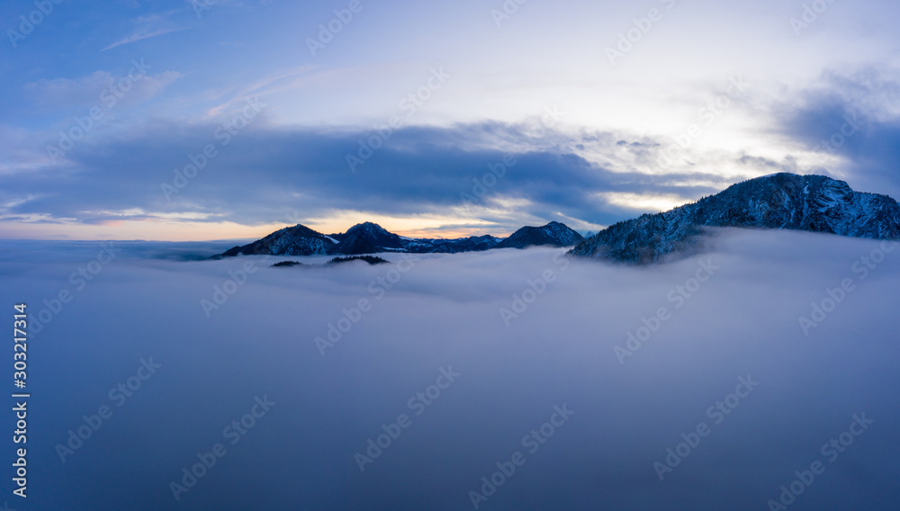 Jochberg, Kienstein und Sonnenspitz überm Nebelmeer