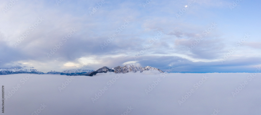 Herzogstand überm Nebelmeer im Sonnenaufgang