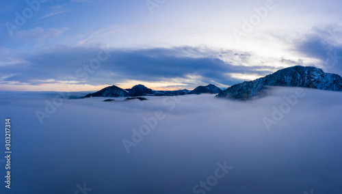 Jochberg, Kienstein und Sonnenspitz überm Nebelmeer