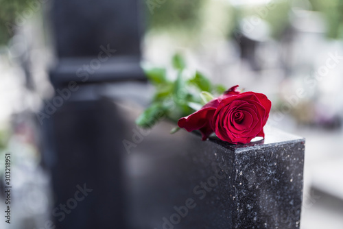 Foto Rose on tombstone.