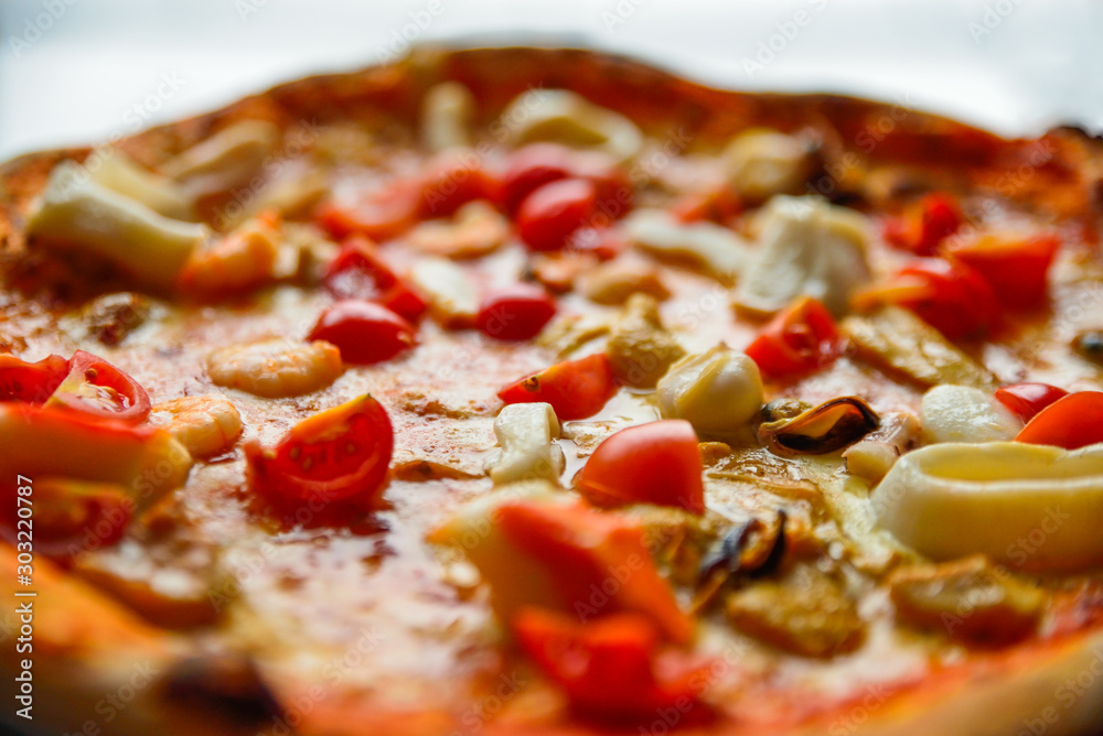 pizza con pesce pomodori e funghi ripresa da vicino pizza con pesce pomodori e funghi ripresa da vicino