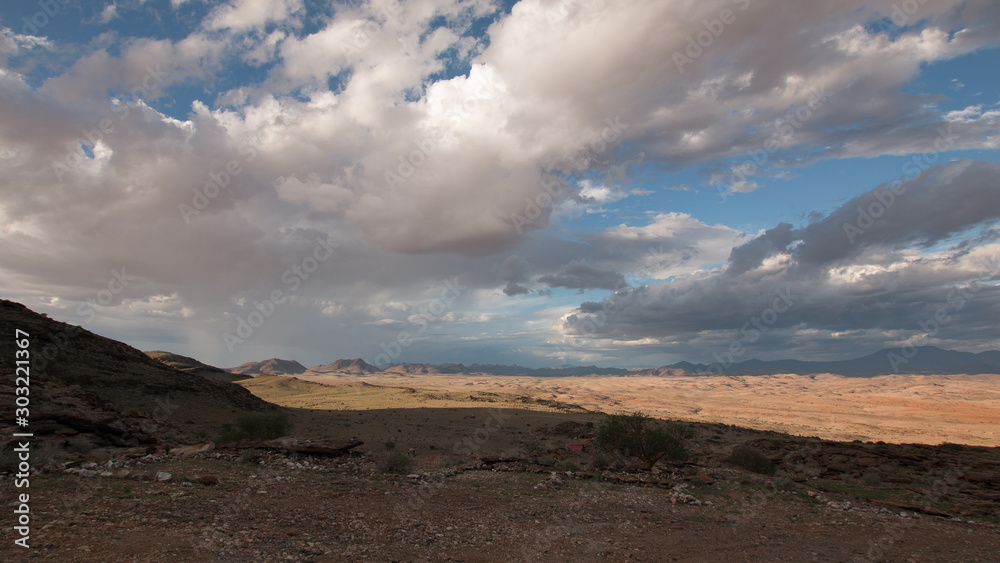 Eine Wolkenfront schiebt sich über den Himmel der Wüste Namib Eine Wolkenfront schiebt sich über den Himmel der Wüste Namib
