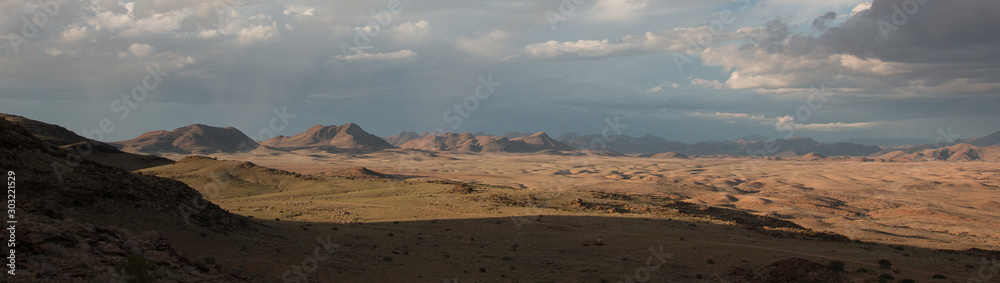 Eine Wolkenfront im Panorama in der Wüste Namib Eine Wolkenfront im Panorama in der Wüste Namib