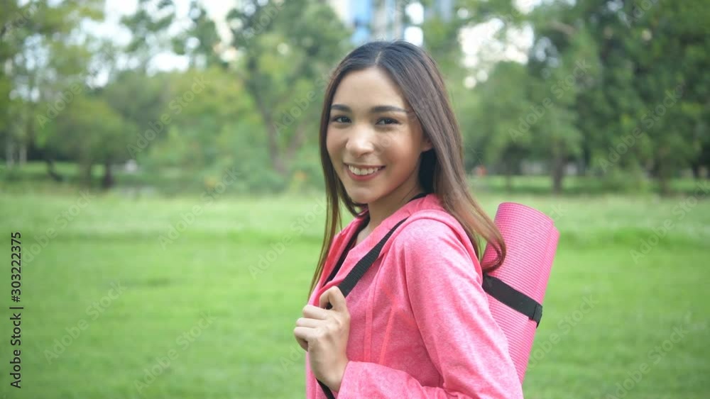 Exercise concepts. Young women traveling to exercise with determination. 4k Resolution. Exercise concepts. Young women traveling to exercise with determination. 4k Resolution.