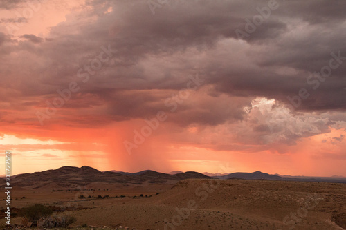 Wolkenbruch im Abendrot in der Wüste Namib