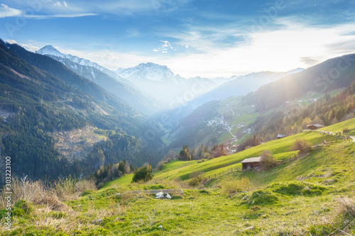 Sonnenstrahlen über dem herbstlichen Zillertal in Tirol 