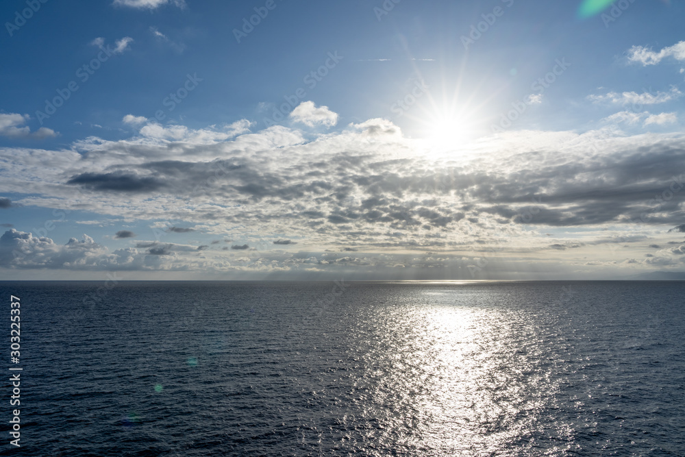 Obraz premium sunset on the sea with beautiful cloud patterns