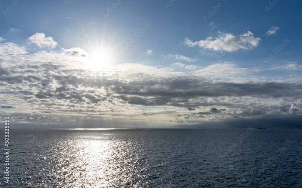 Obraz premium sunset on the sea with beautiful cloud patterns