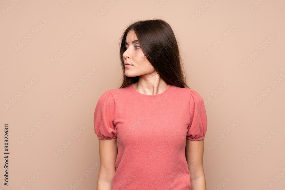 Obraz premium Young woman over isolated background looking side