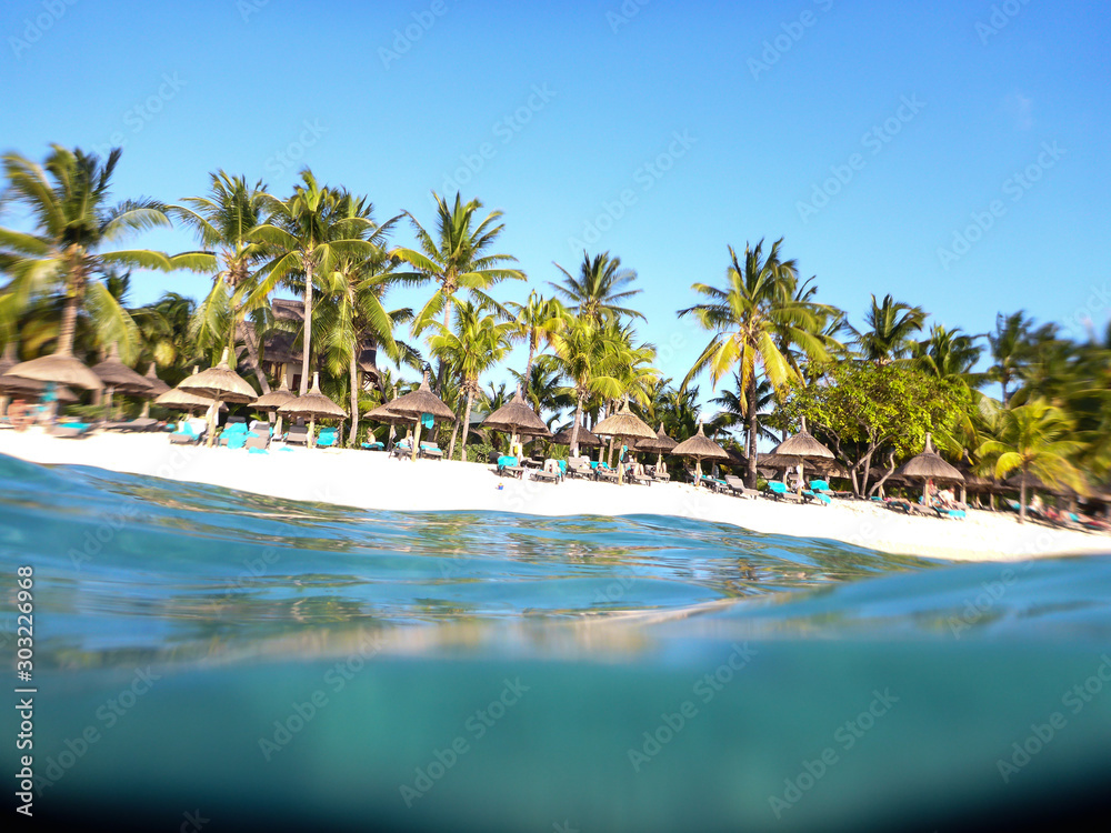 Strand von Mauritius mit Sonnenschirmen und Liegen Strand von Mauritius mit Sonnenschirmen und Liegen