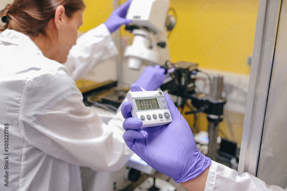 Scientists perform scientific research with the help of a microscope in the laboratory. Scientists perform scientific research with the help of a microscope in the laboratory.