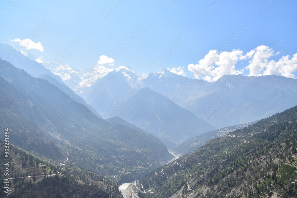インドのヒマラヤ山岳地帯　キナウル谷のレコンピオ　美しい山と渓谷と青空