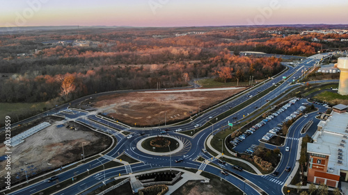 Foto A traffic circle allows people to exit the highway to enter a parking lot