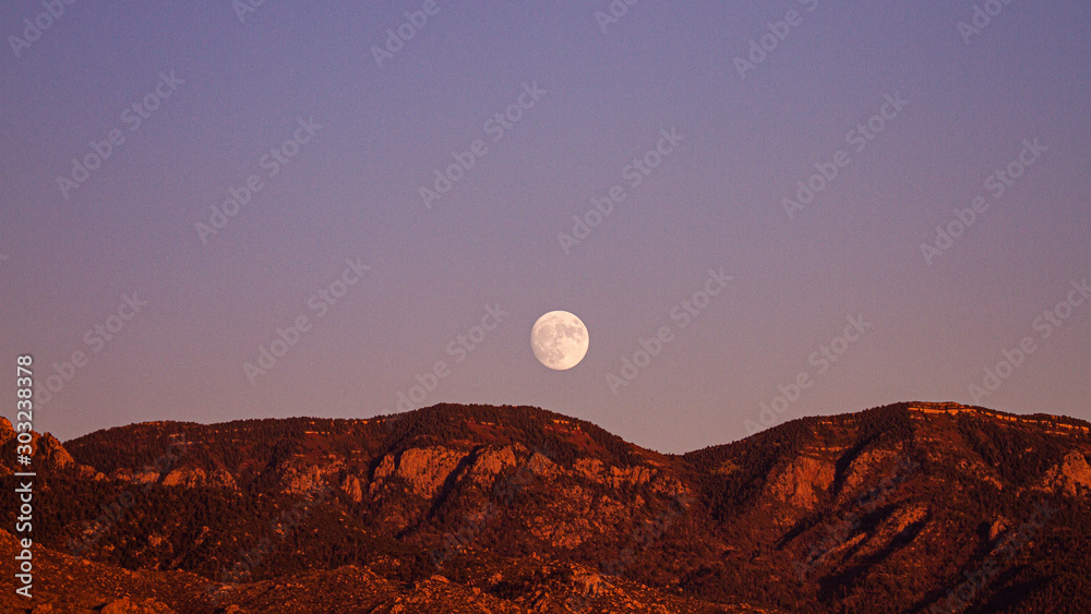 Nascer da Lua atrás das montanhas Nascer da Lua atrás das montanhas