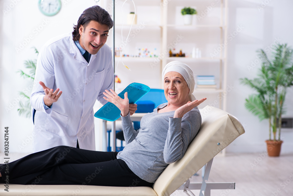 Obraz premium Young male doctor and female oncology patient