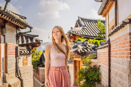 Photography Young woman tourist in Bukchon Hanok Village is one of the famous place for Korean traditional houses have been preserved