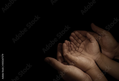 Fotografie father teaches son to supplicate the almighty