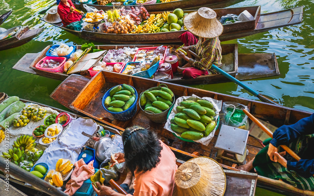Fototapeta premium Widok z góry Damnoen Saduak pływający targ biznesowy, jedzenie owocowe na tajskiej tradycyjnej łodzi w kanale, popularna słynna turystyczna turystyczna podróż wodna Bangkok Tajlandia, turystyka piękne miejsca docelowe miejsce Azja