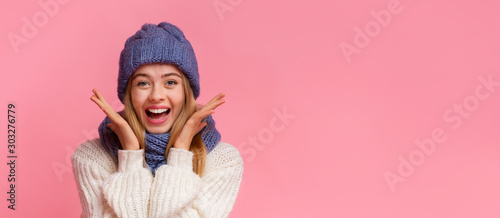 Schilderij op canvas Excited young woman in winter clothes seeing shocking news