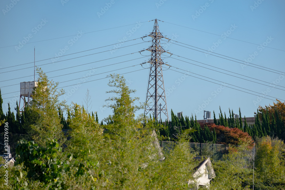 丘の上に立つ高圧送電線