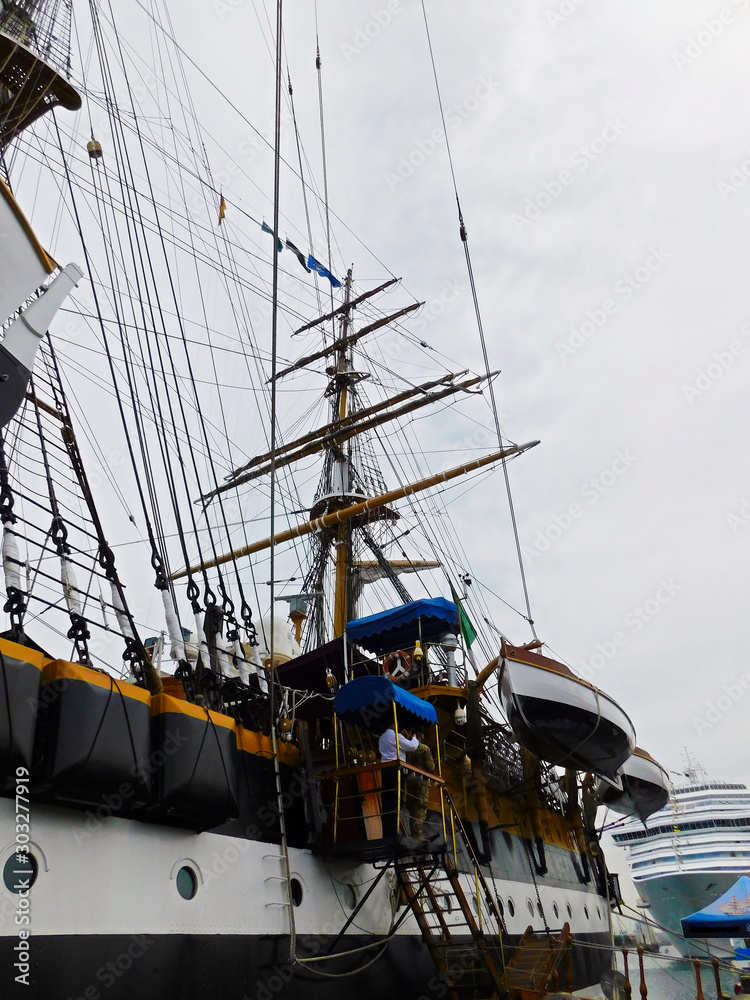 Obraz premium Das Segelschulschiff der Marine im Hafen von Warnemünde