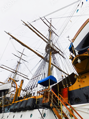 Das Segelschulschiff der Marine im Hafen von Warnemünde