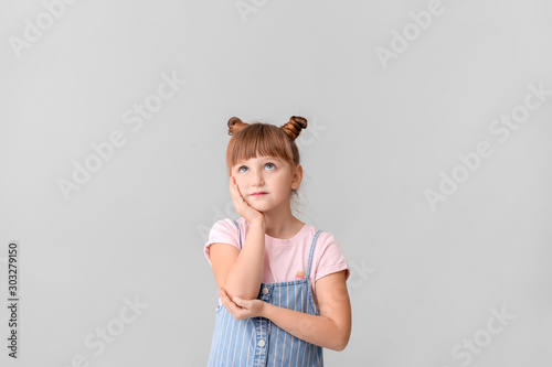 Thoughtful little girl on l...