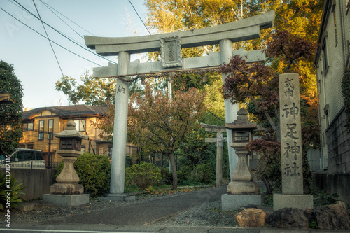 京都府長岡京市の神足神社の鳥居と紅葉の風景