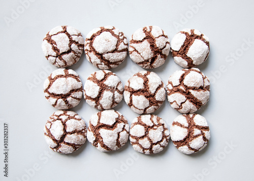 Foto Chocolate crinkle cookies on grey backround.