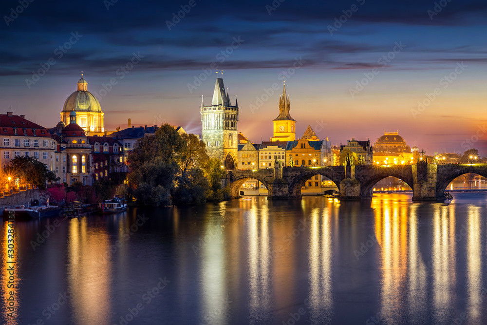 Die gothische Architektur der beleuchteten Altstadt von Prag mit der Karlsbrücke an der Moldau am Abend, Tschechiche Republik