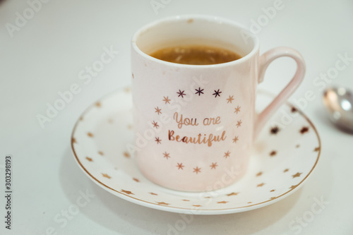 Tasse de café en porcelaine rose avec message you are beautiful