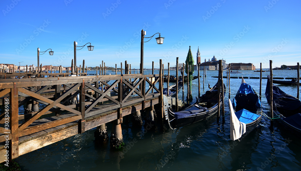 Gondole ormeggiate a piazza San Marco a Venezia