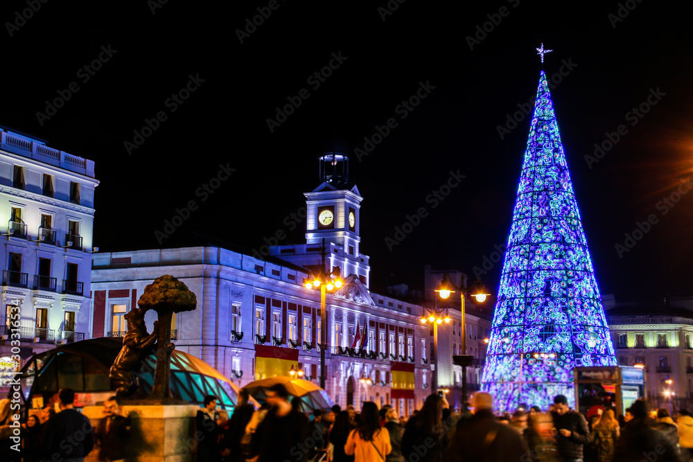 Árbol de Navidad y Real casa de correos en la Puerta del Sol de Madrid, España.