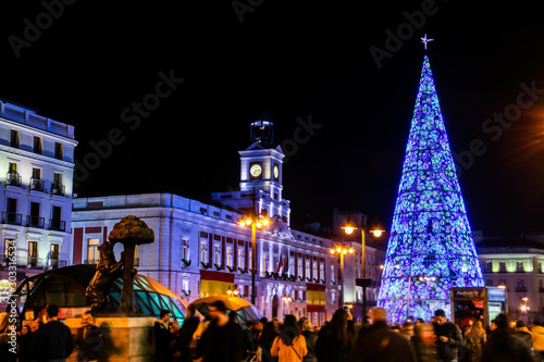 Árbol de Navidad y Real casa de correos en la Puerta del Sol de Madrid, España. photo