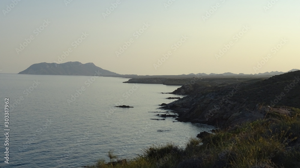 panorama der wilden meeresküste in der nähe von almeria