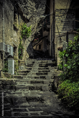 Fototapeta Naklejka Na Ścianę i Meble -  Antigua calle del casco antiguo con escaleras Italia