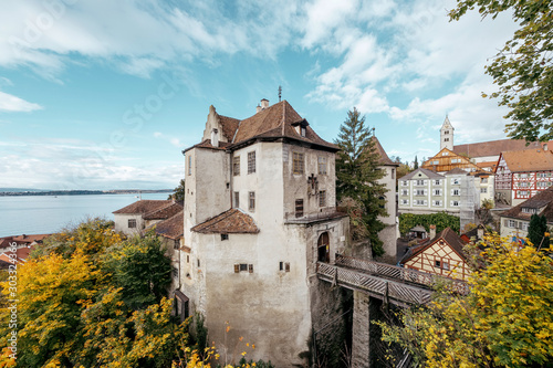 Burg Meersburg im Herbst mit Blick auf den Bodensee