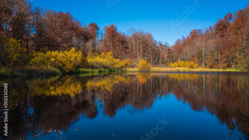 Fototapeta Naklejka Na Ścianę i Meble -  Colorful reflection of autumn trees in a mountain lake