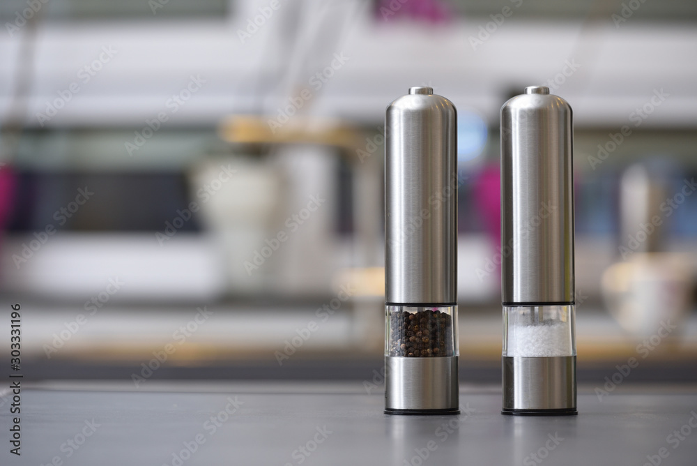 Φωτογραφία Metal pepper shaker and salt shaker to twist, the most popular seasonings, black