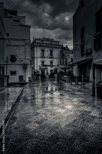 Reflejos en la calle despues de la lluvia