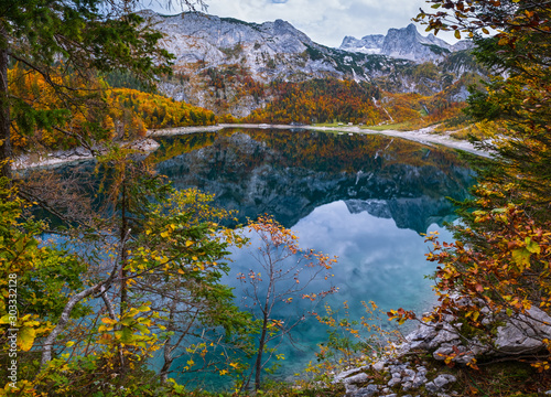Fototapeta Naklejka Na Ścianę i Meble -  Picturesque Hinterer Gosausee lake, Upper Austria. Autumn Alps mountain lake with clear transparent water and reflections. Dachstein summit and glacier in far.