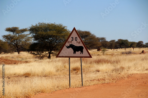 Warnschild Nashorn an der Straße von Namibia Afrika